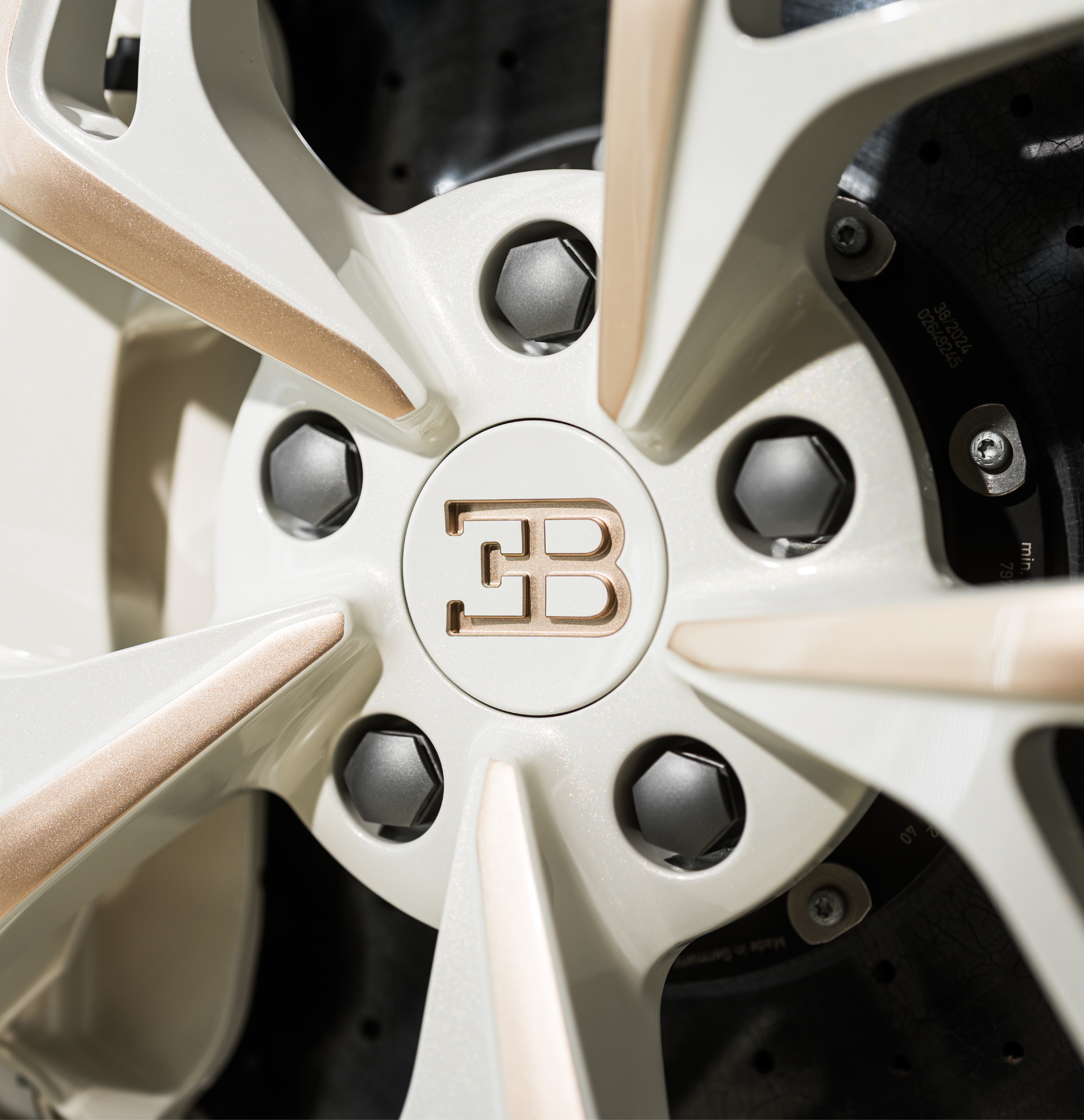 The diamond-cut alloy wheels were finished with a specially curated paint mixture that mirrors the interplay of gold and white adorning the bodywork.